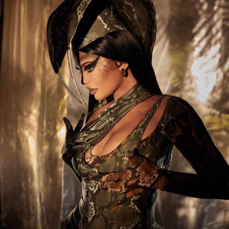 Kylie-Jenner-Halloween-Costume-2020-banner